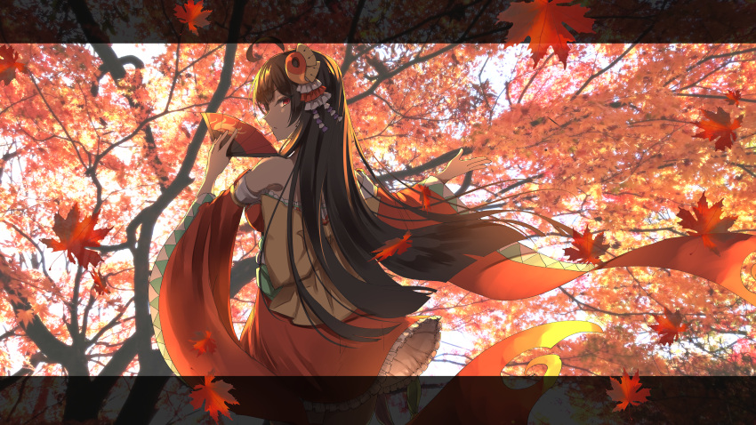 1girl, absurdres, ahoge, bare_shoulders, black_hair, cowboy_shot, detached_sleeves, expressionless, frills, hair_ornament, hand_fan, highres, japanese_clothes, kimono, leaf, long_hair, looking_at_viewer, looking_back, maple_leaf, red_eyes, sakuya_(stella_glow), solo, stella_glow, very_long_hair, wide_sleeves, zyoto24