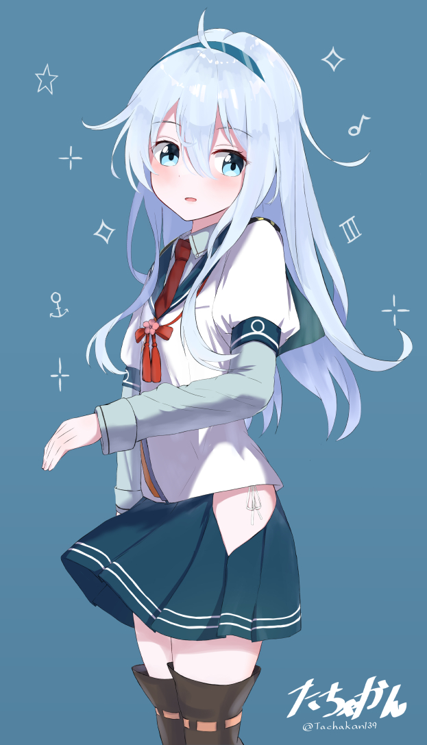 1girl, anchor_symbol, aqua_hairband, artist_name, bangs, black_thighhighs, blue_background, blue_eyes, blue_sailor_collar, blue_shirt, blue_skirt, blush, collared_shirt, cosplay, eighth_note, feet_out_of_frame, hair_between_eyes, hairband, hibiki_(kancolle), hip_vent, kantai_collection, layered_sleeves, long_hair, long_sleeves, musical_note, necktie, ooyodo_(kancolle), ooyodo_(kancolle)_(cosplay), open_mouth, pleated_skirt, red_necktie, sailor_collar, school_uniform, serafuku, shirt, short_over_long_sleeves, short_sleeves, signature, simple_background, skirt, solo, sparkle, tachakan, thigh-highs, twitter_username, white_hair