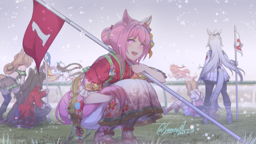 6+girls, agnes_digital_(umamusume), ahoge, animal_ears, black_pantyhose, blue_eyes, blue_thighhighs, bow, braid, brown_hair, copano_rickey_(umamusume), dated, dirty, dirty_clothes, ear_covers, el_condor_pasa_(umamusume), flag, flower_in_eye, green_skirt, grey_hair, hair_bow, hair_bun, hair_intakes, hakama, haru_urara_(first_urara_saku_sakura)_(umamusume), haru_urara_(umamusume), hat, highres, hokko_tarumae_(umamusume), holding, holding_flag, horse_ears, horse_girl, horse_tail, japanese_clothes, kimono, light_brown_hair, long_hair, long_sleeves, medium_hair, multicolored_hair, multiple_girls, official_alternate_costume, oguri_cap_(umamusume), pantyhose, pink_eyes, pink_hair, pink_hakama, pink_socks, ponytail, red_bow, red_kimono, sailor_collar, sailor_hat, sandals, shinmai_(kyata), signature, sitting, skirt, smart_falcon_(umamusume), socks, solo_focus, squatting, symbol_in_eye, taiki_shuttle_(umamusume), tail, thigh-highs, twin_braids, twintails, twitter_username, two_side_up, umamusume, white_headwear, wide_sleeves