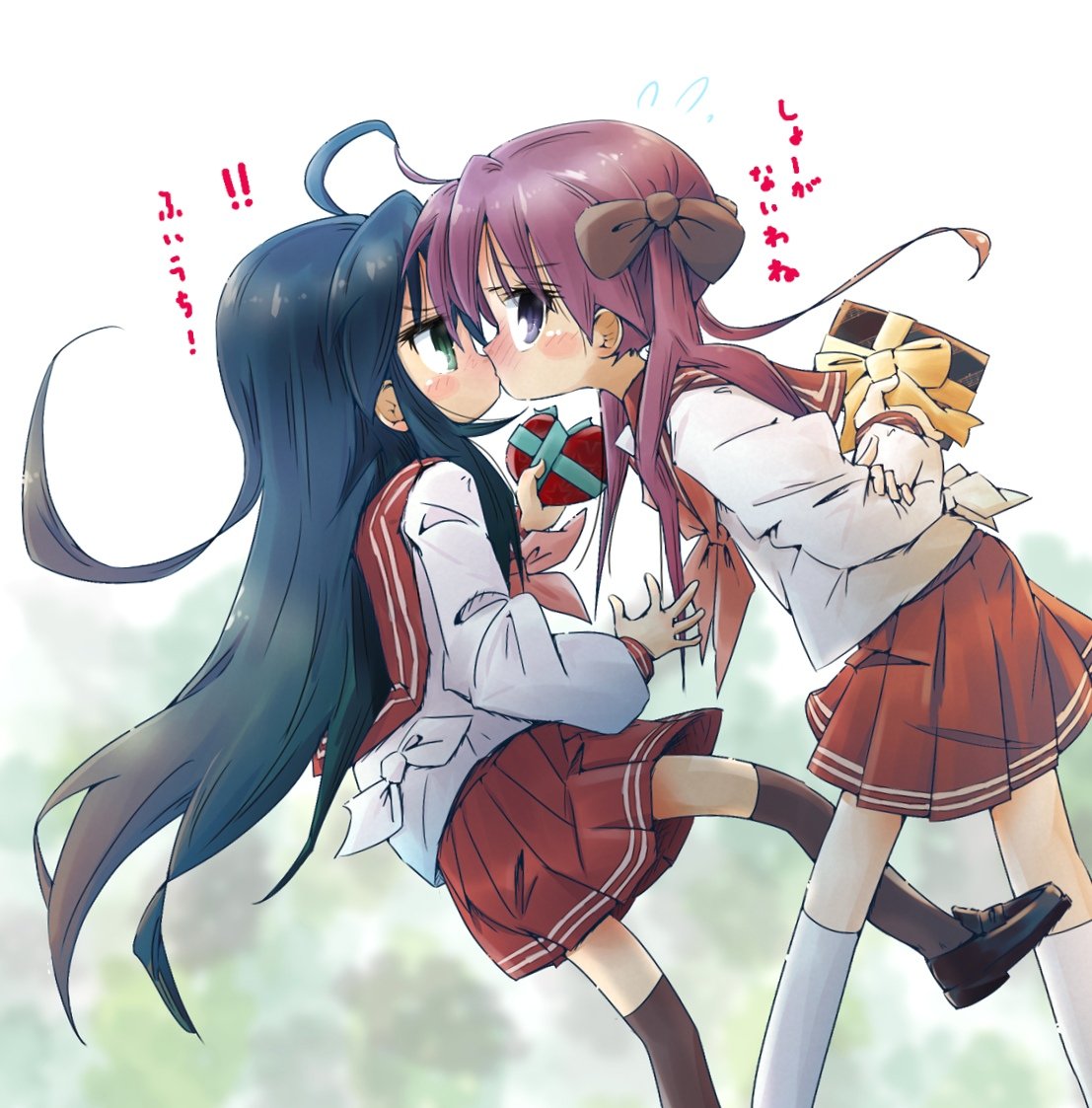 2girls, blue_hair, blush_stickers, green_eyes, hiiragi_kagami, izumi_konata, kiss, long_hair