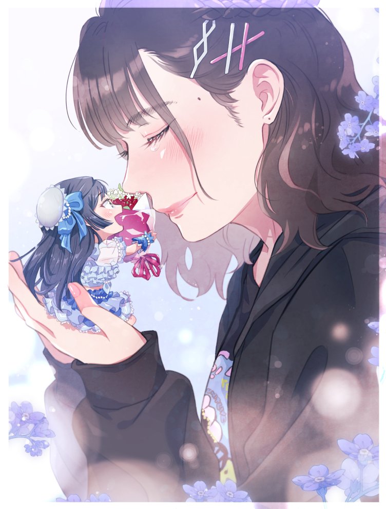 19670615t, 2girls, bangs, black_hair, black_jacket, blush, bouquet, brown_hair, chibi, closed_eyes, commentary, flower, hair_ornament, hairclip, holding, holding_bouquet, holding_flower, hood, hooded_jacket, jacket, kusunoki_tomori, long_hair, love_live!, love_live!_nijigasaki_high_school_idol_club, medium_hair, mole, mole_on_ear, multiple_girls, multiple_moles, sidelocks, size_difference, upper_body, voice_actor, voice_actor_connection, yuuki_setsuna_(love_live!)