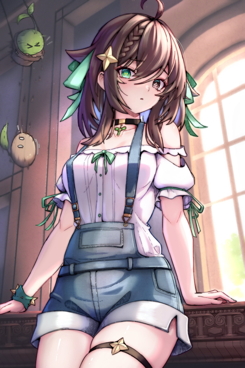 !, 1girl, absurdres, ahoge, arm_support, bare_shoulders, black_choker, blue_hair, blue_overalls, bow, braid, brown_eyes, brown_hair, choker, collarbone, colored_inner_hair, commentary, cross-shaped_pupils, frown, green_bow, green_eyes, green_ribbon, hair_between_eyes, hair_bow, hair_flaps, hair_ornament, hatching_(texture), heterochromia, highres, indie_virtual_youtuber, indoors, krow, leaning_on_object, looking_at_viewer, medium_hair, meica_(vtuber), mismatched_pupils, multicolored_hair, neck_ribbon, off-shoulder_shirt, off_shoulder, overall_shorts, overalls, pendant_choker, puffy_short_sleeves, puffy_sleeves, ribbon, shirt, short_shorts, short_sleeves, shorts, shorts_rolled_up, single_braid, skindentation, sleeve_ribbon, spanish_commentary, sparkle_hair_ornament, sprout-shaped_pupils, sprout_pendant, standing, star_(symbol), star_hair_ornament, suspenders, symbol-shaped_pupils, thigh_strap, two-tone_hair, virtual_youtuber, white_shirt, window, wristband