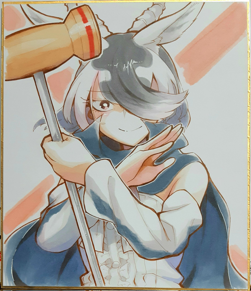 1girl, antelope_ears, antelope_horns, bare_shoulders, batten_japari_dan, black_cape, black_hair, blackbuck_(kemono_friends), cape, center_frills, commentary_request, cowboy_shot, detached_sleeves, frills, gm_(ggommu), hair_over_one_eye, hammer, highres, holding, holding_weapon, kemono_friends, kemono_friends_3, multicolored_hair, shirt, solo, two-tone_hair, weapon, white_hair, white_shirt