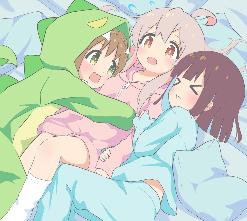 >_<, 3girls, :d, :o, :t, absurdres, ahoge, arm_hug