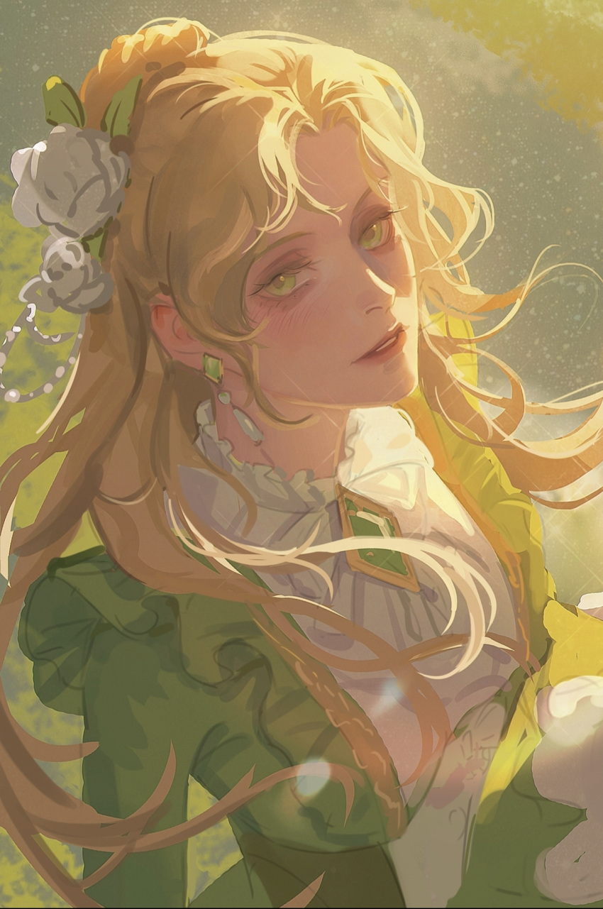 1girl, audrey_hall, bangs, blonde_hair, blurry, blurry_background, blush, breasts, brooch, chinese_commentary, commentary_request, dress, earrings, flower, gem, green_dress, green_eyes, green_gemstone, hair_flower, hair_ornament, highres, jewelry, leaf, lips, lipstick, long_hair, looking_at_viewer, lord_of_the_mysteries, makeup, medium_breasts, outdoors, parted_bangs, parted_lips, single_earring, skkfeijin, smile, solo, teeth