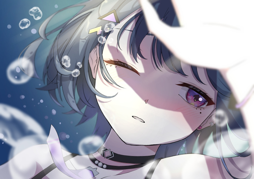 1girl, absurdres, akashi_(4kc_27), arm_up, bangs, black_choker, blurry, blurry_foreground