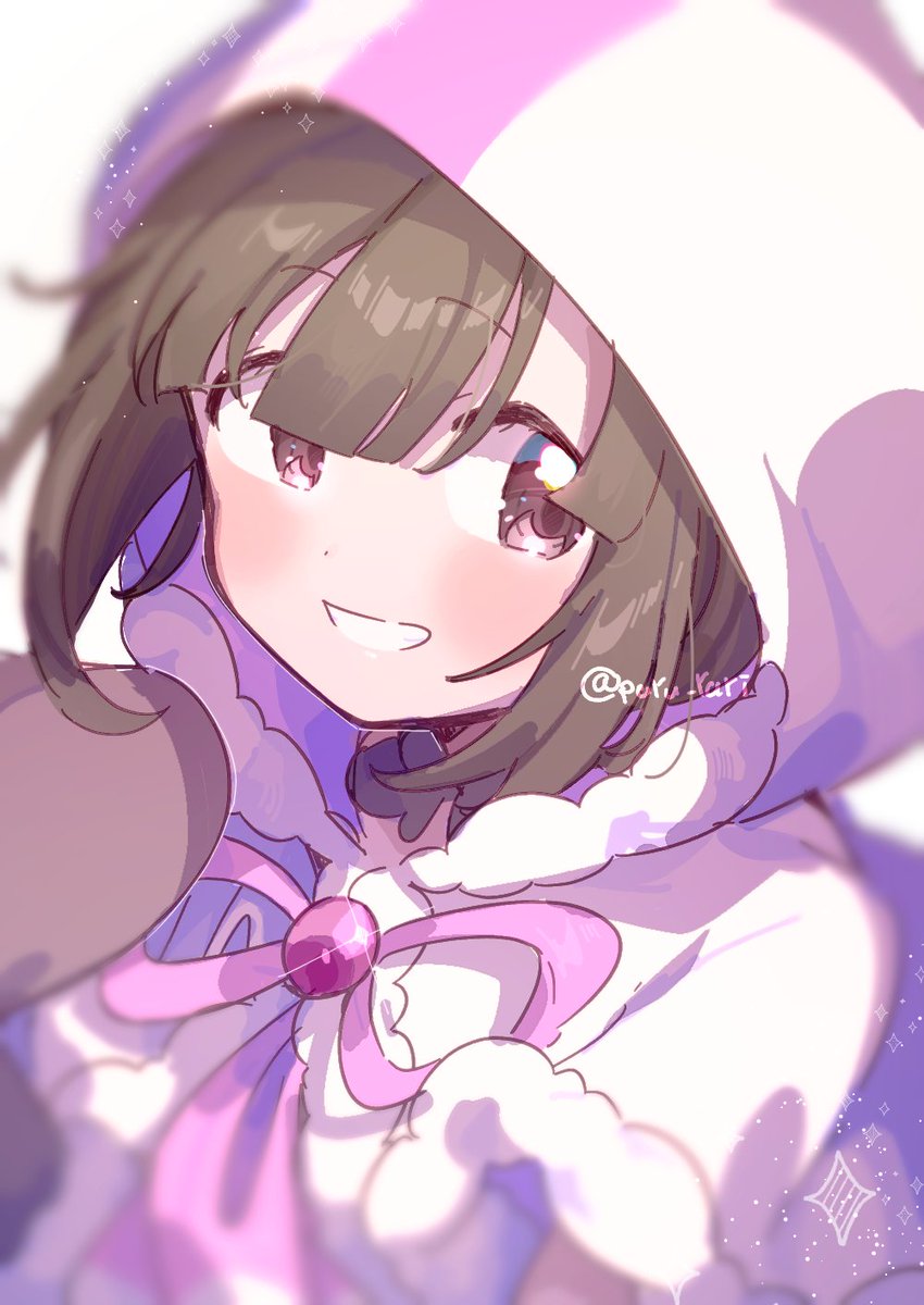 1girl, ascot, bangs, blunt_bangs, blurry, blush, brown_eyes, brown_gloves, brown_hair, capelet, dot_nose, fur-trimmed_capelet, fur_trim, gloves, grin, hand_up, highres, hood, hooded_capelet, kuro_(magia_record_anime), magia_record:_mahou_shoujo_madoka_magica_gaiden, magical_girl, mahou_shoujo_madoka_magica, neck_ribbon, paru_rari, pink_ascot, pink_gemstone, pink_ribbon, portrait, ribbon, short_hair, simple_background, smile, solo, sparkle, twitter_username, white_background, white_capelet