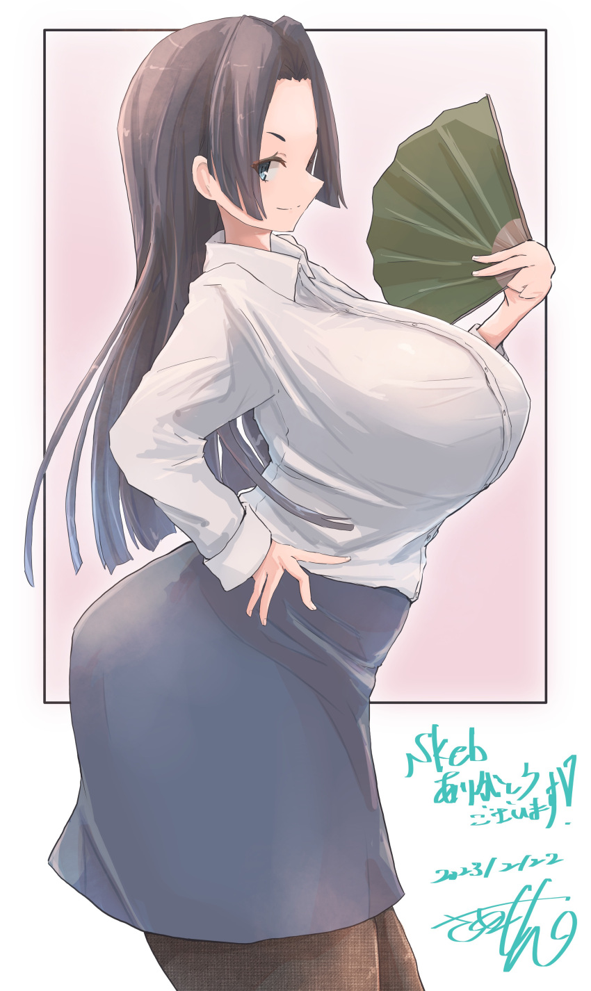1girl, absurdres, alternate_breast_size, ass, black_hair, black_pantyhose, blue_eyes, blue_skirt, breasts, commission, curvy, dated, folding_fan, from_side, hand_fan, hand_on_hip, highres, holding, holding_fan, huge_ass, kongou_mitsuko, large_breasts, long_hair, looking_at_viewer, pantyhose, saamon_(salmonkomaku), shirt, signature, simple_background, skeb_commission, skirt, smile, solo, toaru_kagaku_no_railgun, toaru_majutsu_no_index, white_background, white_shirt