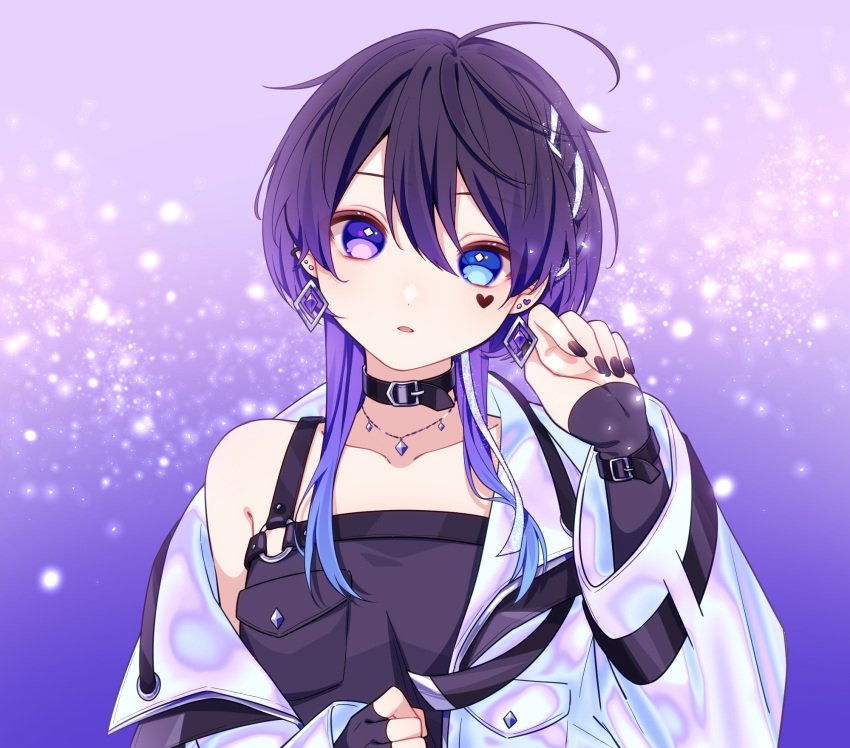 1girl, ahoge, belt_buckle, black_choker, black_gloves, black_hair, black_nails, black_tank_top, blue_eyes, blue_hair, breast_pocket, buckle, choker, collarbone, diamond_earrings, earrings, facial_mark, fingerless_gloves, fingernails, gloves, gradient_hair, hair_between_eyes, hair_tucking, head_tilt, heart, heart_facial_mark, heterochromia, highres, hoshinose, jacket, jewelry, light_particles, long_sleeves, looking_at_viewer, multicolored_hair, necklace, off_shoulder, original, parted_lips, pocket, purple_background, purple_hair, short_hair_with_long_locks, single_bare_shoulder, single_fingerless_glove, solo, streaked_hair, stud_earrings, tank_top, techwear, upper_body, violet_eyes, wide_sleeves