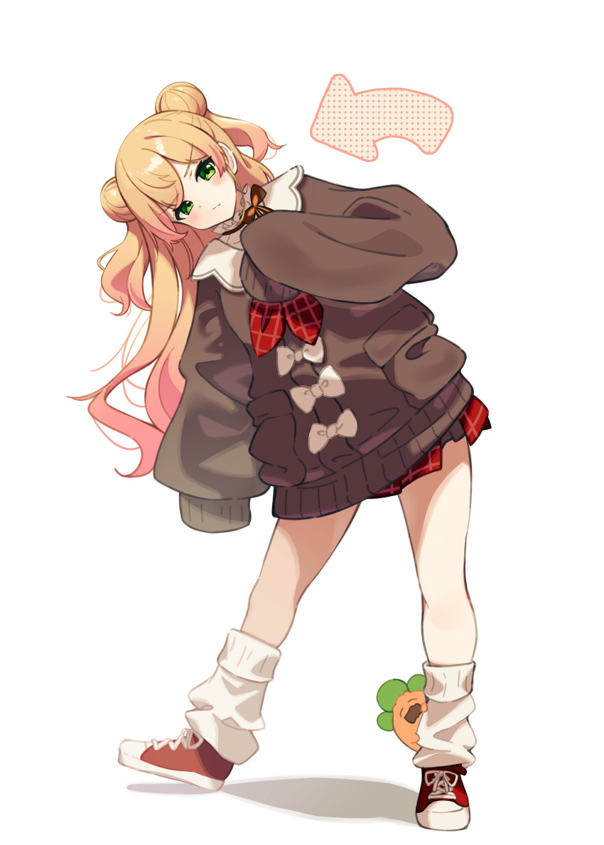 1girl, absurdres, arrow_(symbol), blush, bow, brown_sweater, closed_mouth, double_bun, full_body, gradient_hair, green_eyes, hair_bun, highres, hololive, leaning_to_the_side, long_hair, long_sleeves, loose_socks, momosuzu_nene, multicolored_hair, nekko_(momosuzu_nene), orange_hair, pink_hair, red_footwear, shoes, sleeves_past_fingers, sleeves_past_wrists, socks, solo, sweater, white_background, white_bow, yomogi_uehara