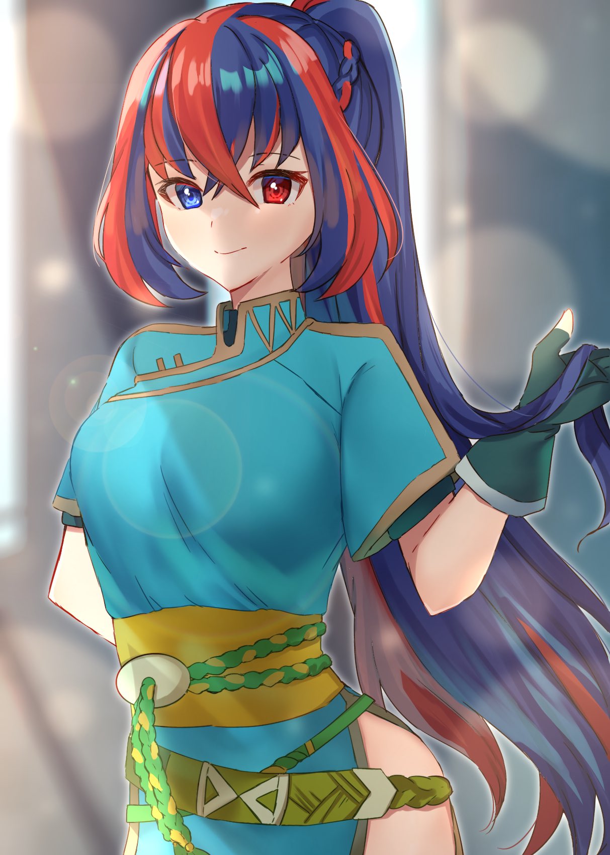 1girl, alear_(female)_(fire_emblem), alear_(fire_emblem), belt, closed_mouth, cosplay, dress, edamameoka, fire_emblem, fire_emblem_engage, gloves, heterochromia, highres, long_hair, looking_at_viewer, lyn_(fire_emblem), lyn_(fire_emblem)_(cosplay), multicolored_hair, ponytail, side_slit, solo, upper_body, very_long_hair