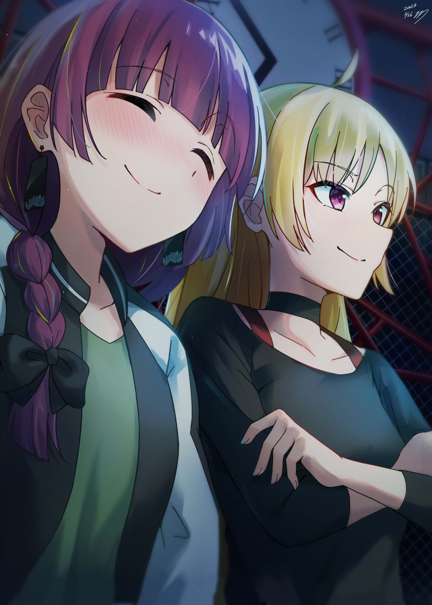 2girls, absurdres, ahoge, black_bow, black_choker, black_shirt, blonde_hair, blunt_bangs