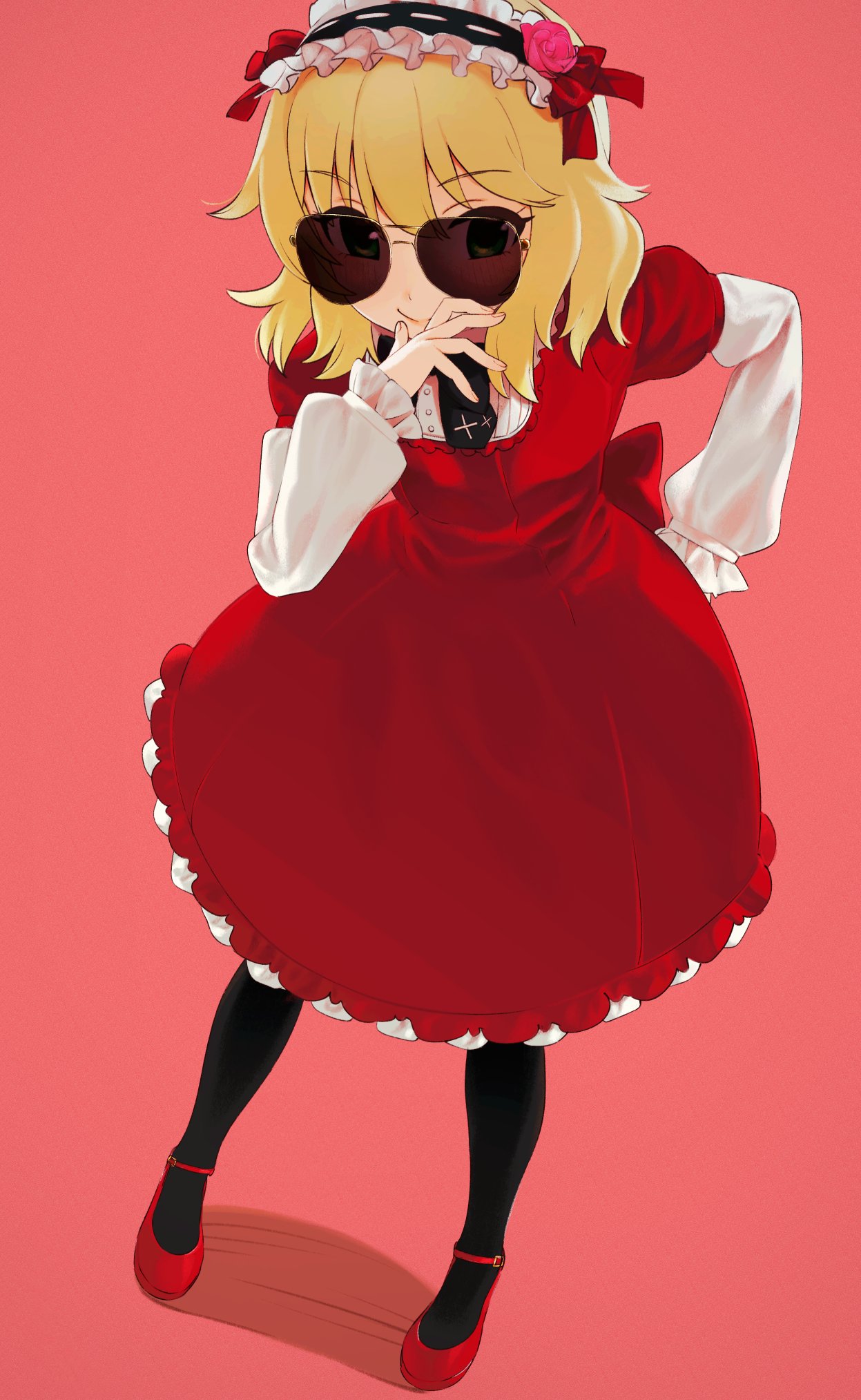 1girl, 2kai_floor, aviator_sunglasses, black_bow, black_bowtie, black_pantyhose, blonde_hair, blush, bow, bowtie, dress, flower, frilled_hairband, frills, green_eyes, hair_flower, hair_ornament, hair_ribbon, hairband, hand_to_own_mouth, highres, idolmaster, idolmaster_cinderella_girls, lolita_hairband, pantyhose, pink_background, pink_flower, pink_rose, red_dress, red_footwear, red_ribbon, ribbon, rose, sakurai_momoka, short_hair, simple_background, smile, solo, sunglasses