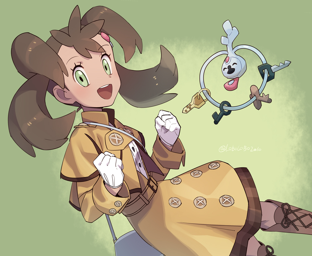 1girl, :d, bag, boots, brown_footwear, brown_hair, buttons, clenched_hands, commentary_request, eyelashes, gloves, green_background, green_eyes, happy, jacket, klefki, long_hair, looking_at_viewer, momoji_(lobolobo2010), official_alternate_costume, open_mouth, pokemon, pokemon_(creature), pokemon_(game), pokemon_masters_ex, shauna_(pokemon), shauna_(special_costume)_(pokemon), shirt, shoulder_bag, skirt, smile, teeth, tongue, twintails, upper_teeth_only, white_gloves, white_shirt, yellow_jacket, yellow_skirt