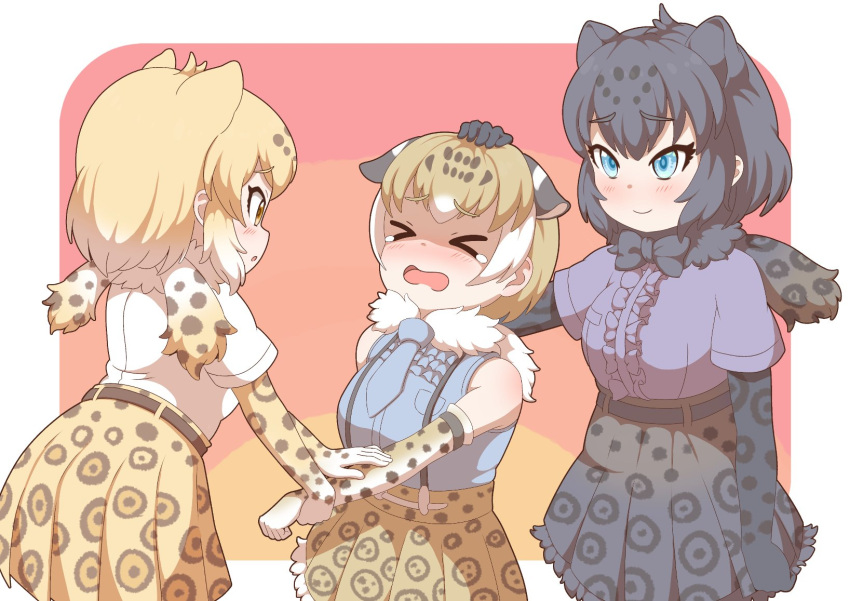 >_<, 3girls, animal_ears, arizonan_jaguar_(kemono_friends), bare_shoulders, black_bow, black_bowtie, black_fur