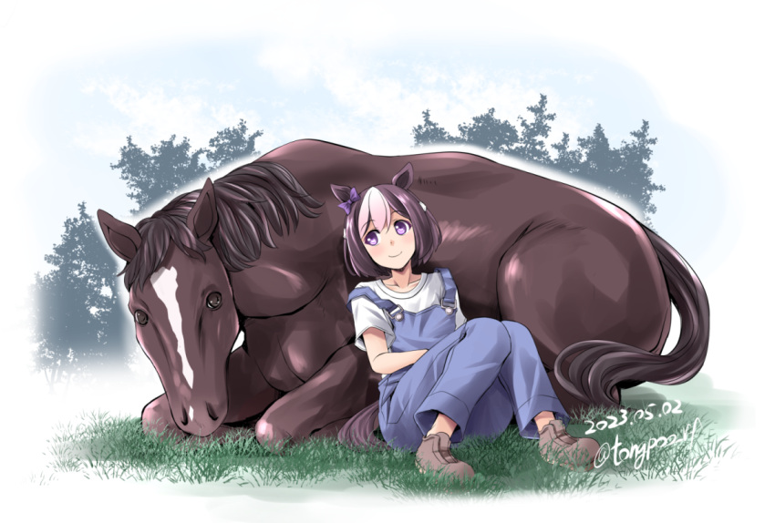 1girl, animal_ears, blue_overalls, bow, braid, brown_footwear, brown_hair, casual, collarbone, commentary_request, creature_and_personification, dated, ear_bow, french_braid, head_tilt, horse, horse_ears, horse_girl, horse_tail, multicolored_hair, official_alternate_costume, on_grass, outdoors, overalls, purple_bow, shirt, shoes, short_sleeves, sitting, special_week_(racehorse), special_week_(umamusume), tail, tonpuu, tree, twitter_username, two-tone_hair, umamusume, violet_eyes, white_hair, white_shirt