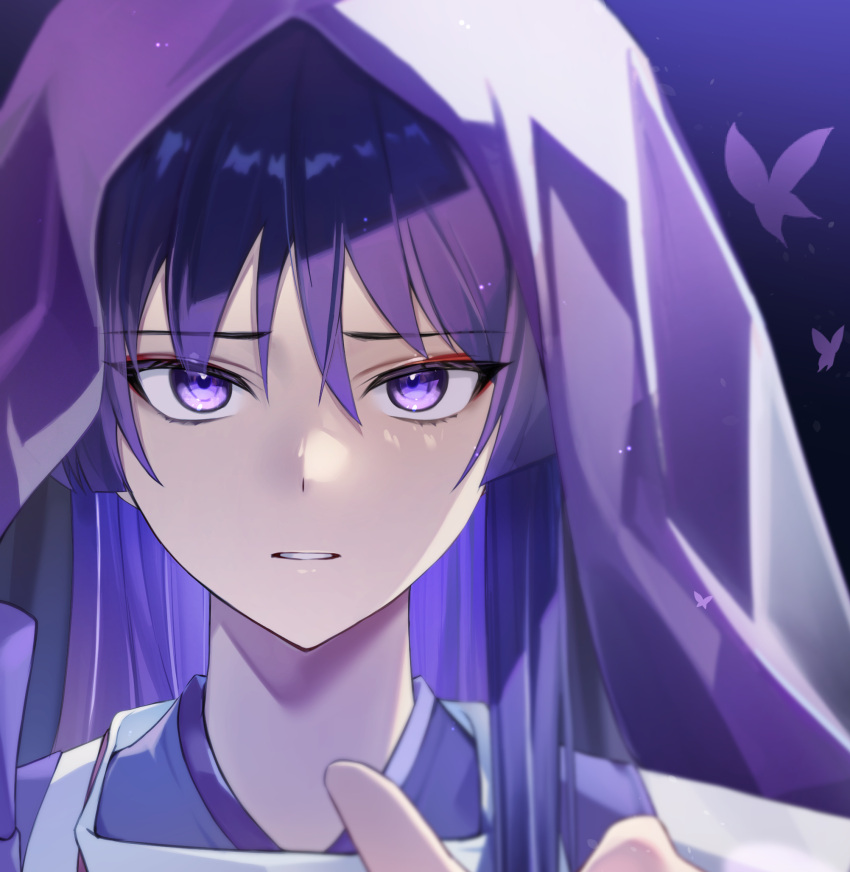 1boy, alternate_hair_length, alternate_hairstyle, black_background, bug, butterfly, detached_sleeves, eyeshadow, flying, genshin_impact, gradient_background, hair_between_eyes, hand_up, highres, jira_(0116), long_hair, long_sleeves, looking_at_viewer, makeup, male_focus, mandarin_collar, official_alternate_costume, purple_background, purple_hair, purple_shirt, red_eyeshadow, scaramouche_(genshin_impact), scaramouche_(kabukimono)_(genshin_impact), shirt, simple_background, solo, teeth, upper_body, veil, vest, violet_eyes, white_vest, wide_sleeves, wings