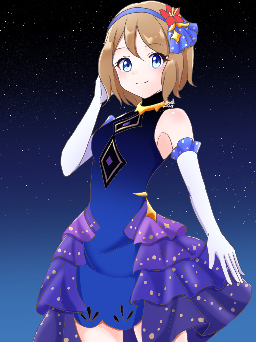 1girl, absurdres, bare_shoulders, blonde_hair, blue_dress, blue_eyes, blue_hairband, closed_mouth, commentary_request, cosplay, cowboy_shot, dress, elbow_gloves, eyelashes, flower, gloves, hair_ribbon, hairband, hand_up, highres, lillie_(anniversary_2021)_(pokemon), lillie_(pokemon), lillie_(pokemon)_(cosplay), neruth, night, outdoors, pokemon, pokemon_(anime), pokemon_(game), pokemon_masters_ex, pokemon_xy_(anime), red_flower, ribbon, serena_(pokemon), short_hair, sky, sleeveless, sleeveless_dress, smile, solo, split_mouth, star_(sky), white_gloves