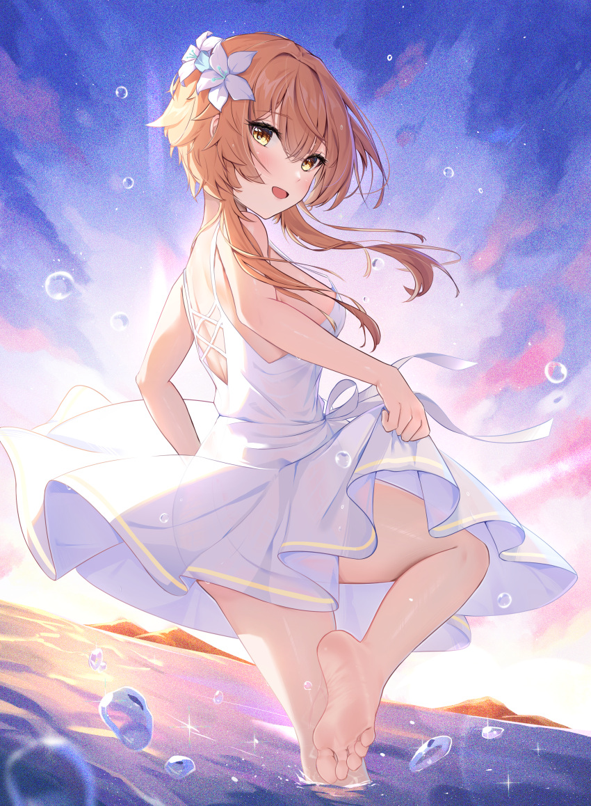 1girl, :d, absurdres, alternate_costume, bare_back, barefoot, blonde_hair, blurry, breasts, clothes_lift, clouds, cloudy_sky, commentary_request, depth_of_field, dress, dress_lift, genshin_impact, hair_between_eyes, highres, in_water, lifted_by_self, looking_at_viewer, lumine_(genshin_impact), mountainous_horizon, ocean, radoremo, short_hair, short_hair_with_long_locks, sideboob, sidelocks, sky, sleeveless, smile, solo, standing, standing_on_one_leg, toes, twilight, white_dress, yellow_eyes