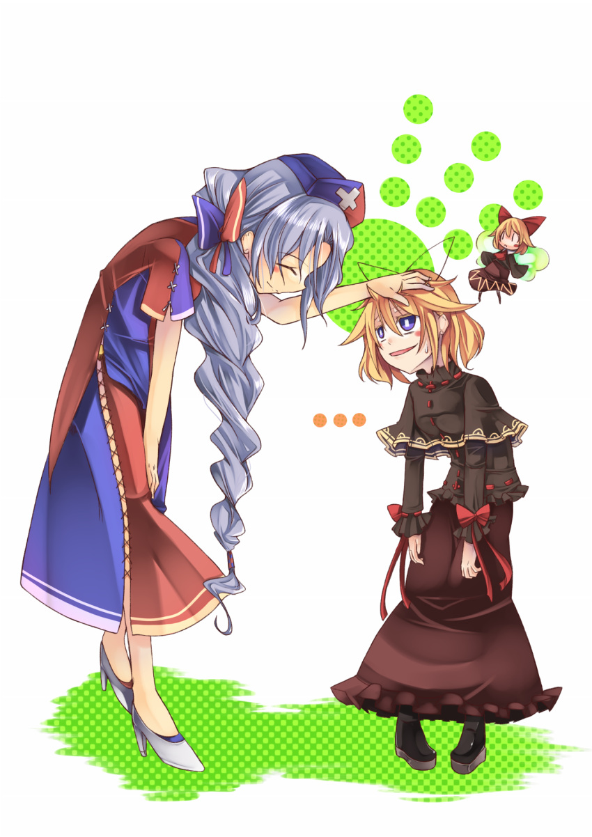 alternate_costume, blonde_hair, blue_eyes, bow, braid, capelet, closed_eyes, doll, hair_bow, hat, height_difference, highres, leaning_forward, long_hair, matching_su-san, medicine_melancholy, mito_(calcomer), multiple_girls, nurse_cap, petting, pigeon-toed, silver_hair, size_difference, su-san, touhou, very_long_hair, yagokoro_eirin