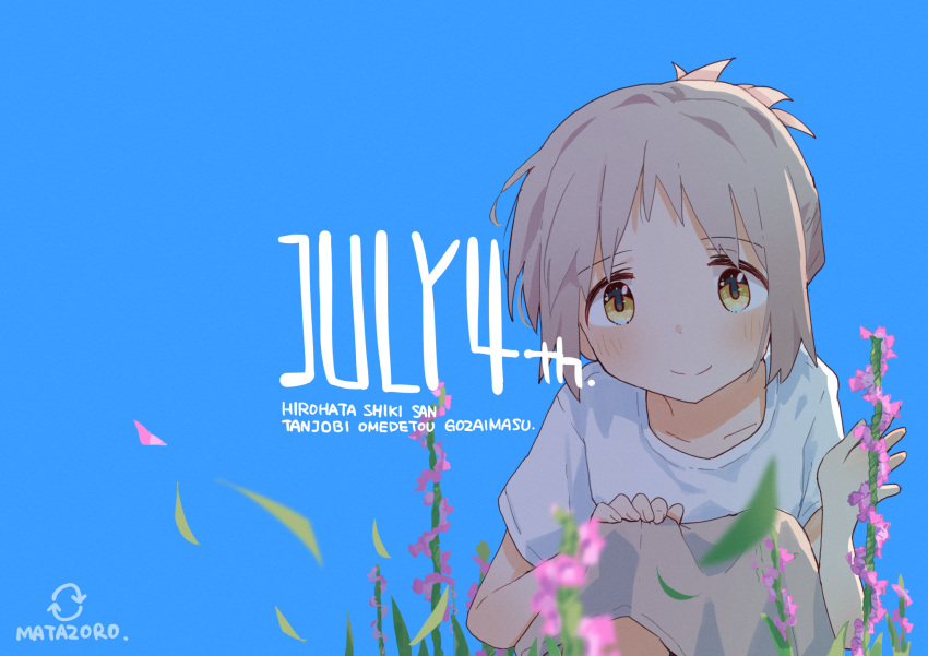 1girl, blonde_hair, blue_sky, blush, clear_sky, closed_mouth, day, falling_leaves, flower, hand_up, happy_birthday, highres, hirohata_shiki, horoda_(user_wfaw4827), leaf, light_smile, looking_at_viewer, matazoro., orchid, outdoors, petals, pink_flower, plant, shirt, short_hair, short_sleeves, simple_background, skirt, sky, smile, solo, squatting, summer, sunlight, t-shirt, waving_hands, white_shirt, yellow_eyes