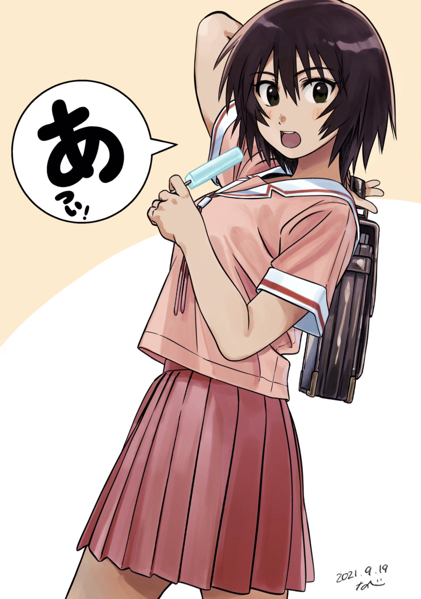 1girl, :o, arm_up, artist_name, azumanga_daioh, azumanga_daioh's_school_uniform, bag, black_eyes, blush, breasts, brown_background, brown_bag, brown_hair, circle, commentary, cowboy_shot, dark-skinned_female, dark_skin, dated, error, food, from_side, hair_between_eyes, highres, kagura_(azumanga_daioh), large_breasts, long_bangs, looking_at_viewer, looking_to_the_side, marker_(medium), nabeta_(currynabe), neck_ribbon, open_mouth, over_shoulder, pink_ribbon, pink_serafuku, pink_shirt, pleated_skirt, popsicle, red_skirt, ribbon, sailor_collar, school_bag, school_uniform, serafuku, shirt, short_sleeves, signature, skirt, speech_bubble, teeth, traditional_media, translated, two-tone_background, upper_teeth_only, walking, white_background, white_sailor_collar, winter_uniform