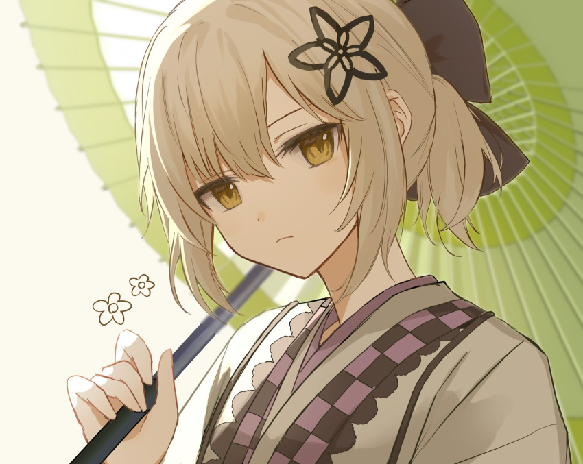 1girl, arknights, asahi_(abc123lkb), blonde_hair, bow, brown_bow, commentary, flower, frown, green_umbrella, hair_bow, hair_flower, hair_ornament, hand_up, highres, japanese_clothes, kimono, looking_at_viewer, official_alternate_costume, oil-paper_umbrella, scene_(arknights), scene_(betsushi)_(arknights), serious, short_ponytail, simple_background, solo, umbrella, white_background, white_kimono, yellow_eyes