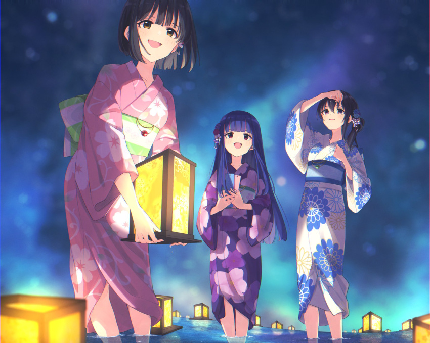 3girls, arm_up, beaky45779868, black_hair, blue_hair, blunt_bangs, blurry, blurry_background, blush, bow, breasts, collarbone, dot_nose, flat_chest, floral_print, flower, fujiwara_hajime, hair_between_eyes, hair_bow, hair_flower, hair_ornament, hand_up, hands_up, highres, holding, holding_lantern, holding_tanzaku, idolmaster, idolmaster_cinderella_girls, idolmaster_cinderella_girls_starlight_stage, japanese_clothes, kimono, lantern, lantern_on_liquid, long_hair, long_sleeves, looking_at_another, medium_breasts, multiple_girls, night, obi, open_mouth, paper_lantern, pink_kimono, print_kimono, purple_kimono, red_eyes, sajo_yukimi, sash, short_hair, side_ponytail, sky, smile, star_(sky), starry_sky, takafuji_kako, violet_eyes, wading, white_kimono, wide_sleeves, yellow_eyes