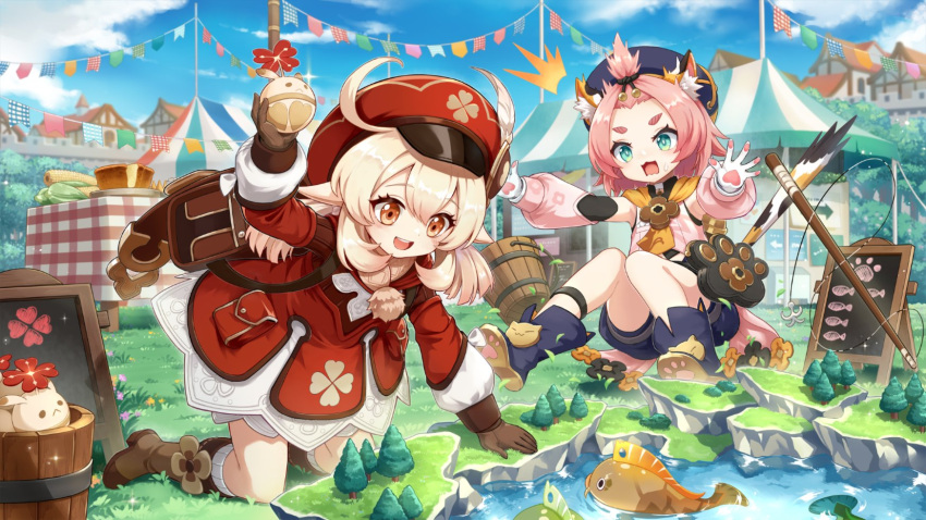 2girls, animal_ear_fluff, animal_ears, backpack, bag, blonde_hair, boots, brown_gloves, cat_ears, cat_girl, cat_tail, diona_(genshin_impact), dodoco_(genshin_impact), fish, genshin_impact, gloves, green_eyes, hair_between_eyes, hat, hat_feather, highres, klee_(genshin_impact), long_hair, long_sleeves, low_twintails, multiple_girls, official_art, open_mouth, pink_hair, pointy_ears, portuguese_commentary, red_eyes, red_headwear, second-party_source, short_hair, shorts, smile, tail, twintails