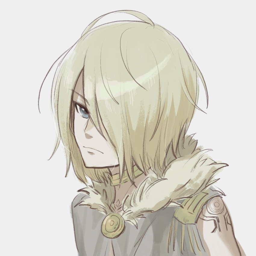 1boy, blonde_hair, blue_eyes, fate/grand_order, fate_(series), gold_necklace, grey_cloak, hair_over_one_eye