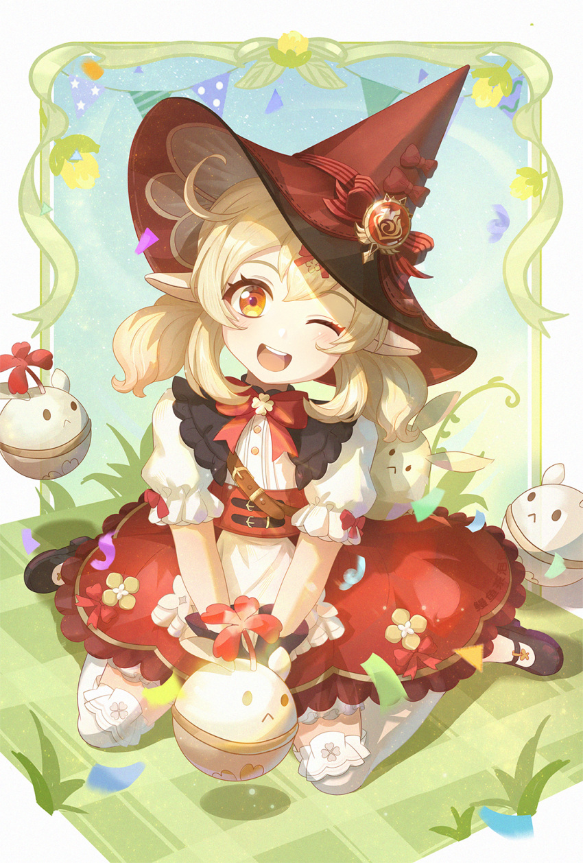 1girl, belt, black_footwear, black_gloves, blonde_hair, chinese_commentary, commentary_request, dodoco_(genshin_impact), facing_viewer, genshin_impact, gloves, hat, highres, klee_(blossoming_starlight)_(genshin_impact), klee_(genshin_impact), manyuchapaofan93687, mary_janes, neck_ribbon, one_eye_closed, open_mouth, puffy_short_sleeves, puffy_sleeves, red_eyes, red_headwear, red_ribbon, ribbon, shoes, short_sleeves, sitting, smile, solo, thigh-highs, twintails, upper_body, vision_(genshin_impact), wariza, white_thighhighs, witch_hat, zettai_ryouiki