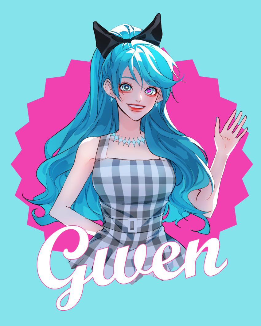 1girl, absurdres, alternate_costume, alternate_hairstyle, arm_behind_back, bare_arms, black_bow, bow, breasts, character_name, dress, earrings, green_background, grey_dress, grin, gwen_(league_of_legends), hair_bow, hand_up, heterochromia, highres, jewelry, jjolee, large_breasts, league_of_legends, long_hair, plaid, plaid_dress, ponytail, smile, solo, symbol_in_eye, teeth, upper_body