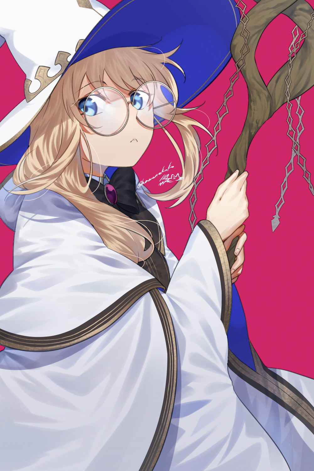 1girl, blonde_hair, blue_eyes, cloak, fate/grand_order, fate_(series), glasses, hamanekoko, hat, highres, holding, holding_staff, long_hair, red_background, signature, staff, tonelico_(fate), white_cloak, wide_sleeves, witch_hat