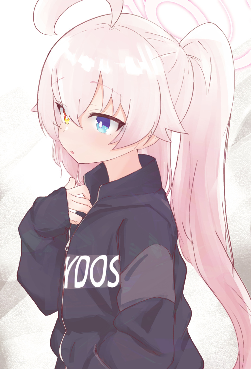 1girl, ahoge, black_jacket, blue_archive, blue_eyes, bright_pupils, commentary_request, hair_between_eyes, halo, hand_up, heterochromia, highres, hoshino_(blue_archive), jacket, ks_aya_(gztm4838), long_hair, long_sleeves, looking_to_the_side, open_mouth, pink_hair, pink_halo, ponytail, sleeves_past_wrists, solo, upper_body, white_pupils, yellow_eyes