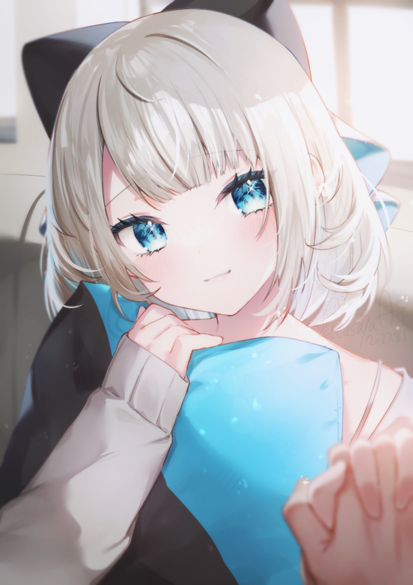 1girl, 1other, blue_eyes, blurry, blurry_background, blurry_foreground, closed_mouth, commentary_request