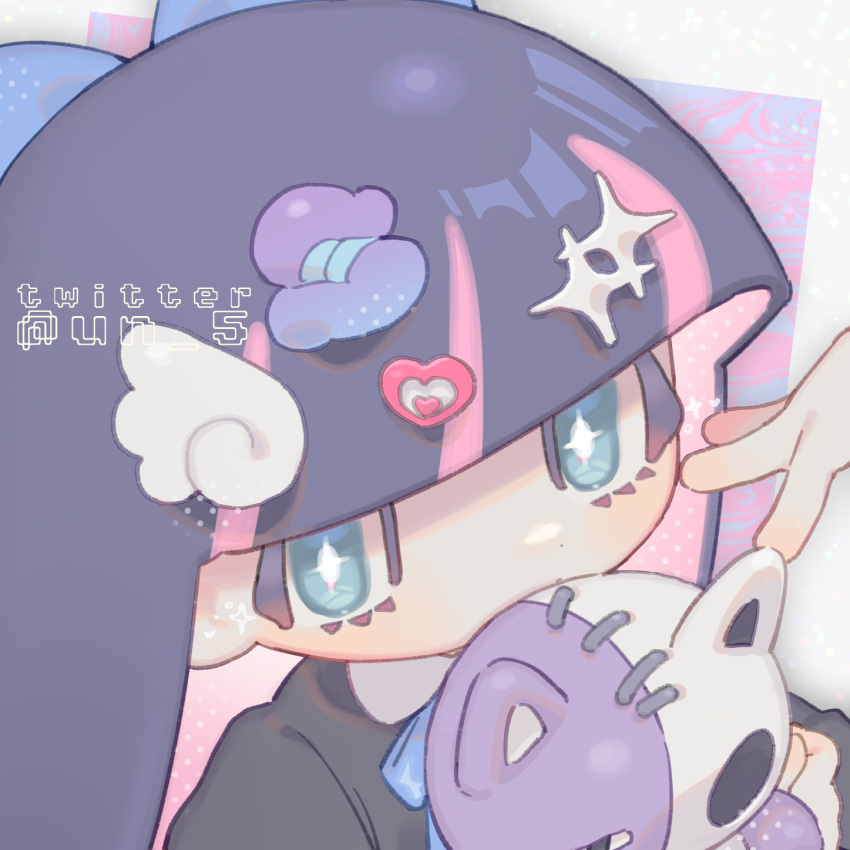 1girl, black_dress, blue_bow, blue_eyes, blue_ribbon, blunt_bangs, bow, colored_inner_hair, dress, gothic_lolita, hair_bow, hair_ornament, heart, heart_hair_ornament, highres, holding, holding_stuffed_toy, honekoneko_(psg), letter_hair_ornament, lolita_fashion, long_hair, looking_at_viewer, multicolored_hair, panty_&amp;_stocking_with_garterbelt, purple_hair, ribbon, solo, sparkle, sparkle_hair_ornament, sparkling_eyes, stitches, stocking_(psg), stuffed_animal, stuffed_cat, stuffed_toy, tendoshi, twitter_username, two-tone_hair, wing_hair_ornament