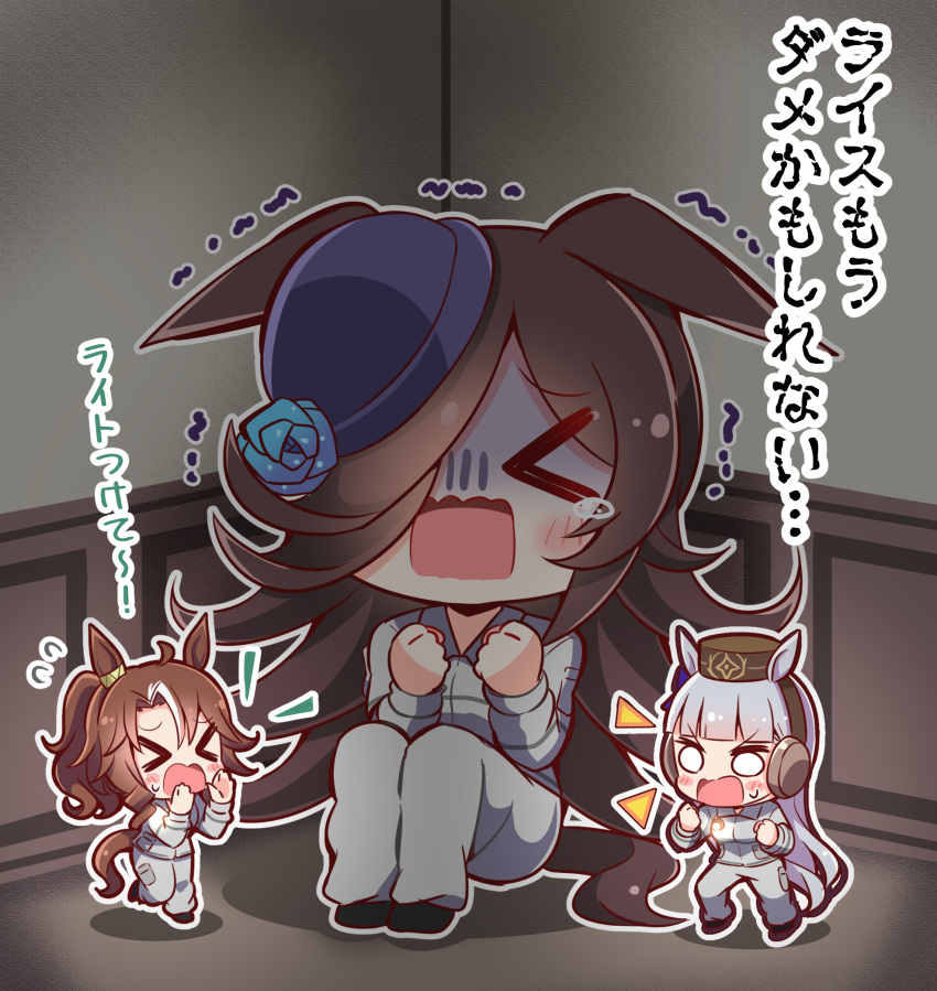 >_<, 3girls, blue_flower, blue_rose, blunt_bangs, bow, brown_hair, brown_headwear