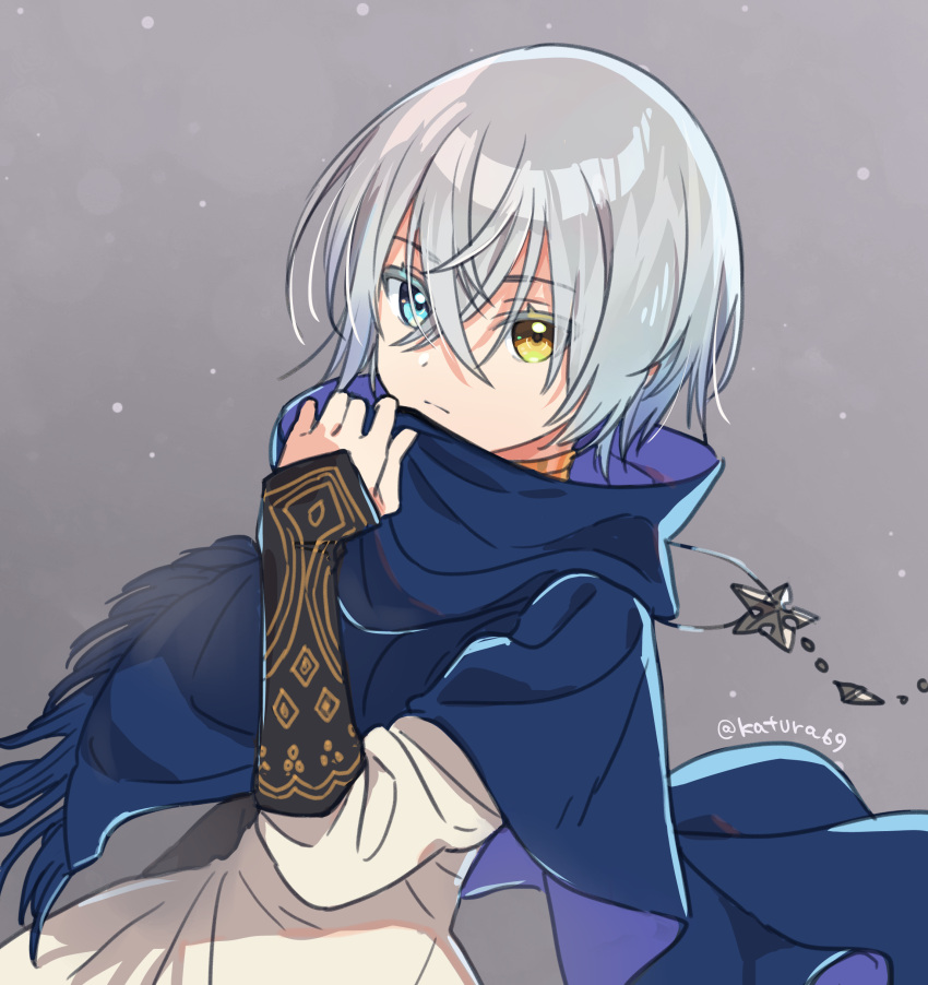 1girl, absurdres, blue_eyes, cloak, closed_mouth, crossed_bangs, expressionless, gloves, grey_background, hair_between_eyes, heterochromia, highres, jewelry, juria0801, long_sleeves, looking_at_viewer, nazamil_(tales), necklace, short_hair, sidelocks, simple_background, solo, tales_of_(series), tales_of_arise, upper_body, white_hair, yellow_eyes
