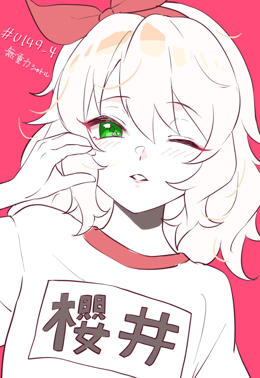 1girl, blonde_hair, commentary, flat_chest, green_eyes, hair_ribbon, hand_up, highres, idolmaster, idolmaster_cinderella_girls, idolmaster_cinderella_girls_u149, light_blush, looking_at_viewer, medium_hair, name_tag, one_eye_closed, parted_lips, red_background, red_ribbon, ribbon, rullep, sakurai_momoka, shirt, short_sleeves, sidelocks, solo, translation_request, upper_body, wavy_hair, white_shirt