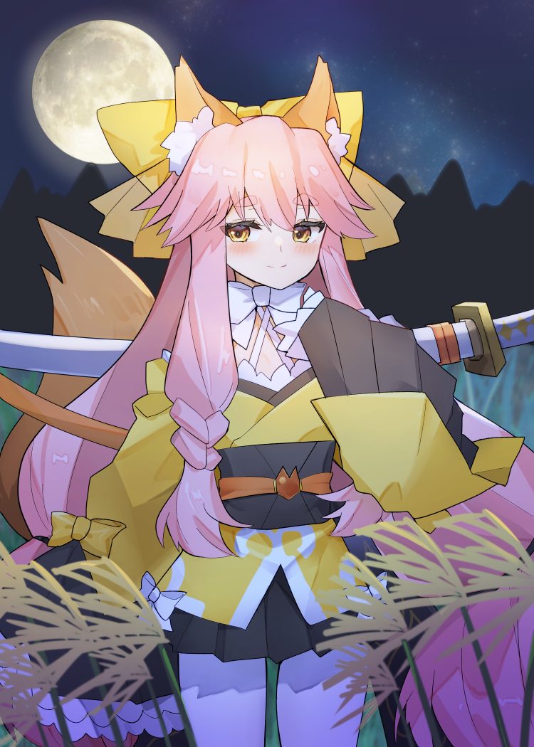1girl, animal_ear_fluff, animal_ears, arkchsky, blush, bow, fate/samurai_remnant, fate_(series), fox_ears, fox_girl, fox_tail, full_moon, grass, japanese_clothes, katana, kimono, long_hair, looking_at_viewer, moon, night, night_sky, obi, pantyhose, pink_hair, sash, short_eyebrows, short_kimono, sky, sleeves_past_fingers, sleeves_past_wrists, smile, solo, sword, sword_on_back, tail, tall_grass, tamamo_(fate), tamamo_aria, very_long_sleeves, weapon, weapon_on_back, white_bow, white_pantyhose, yellow_bow, yellow_eyes, yellow_kimono