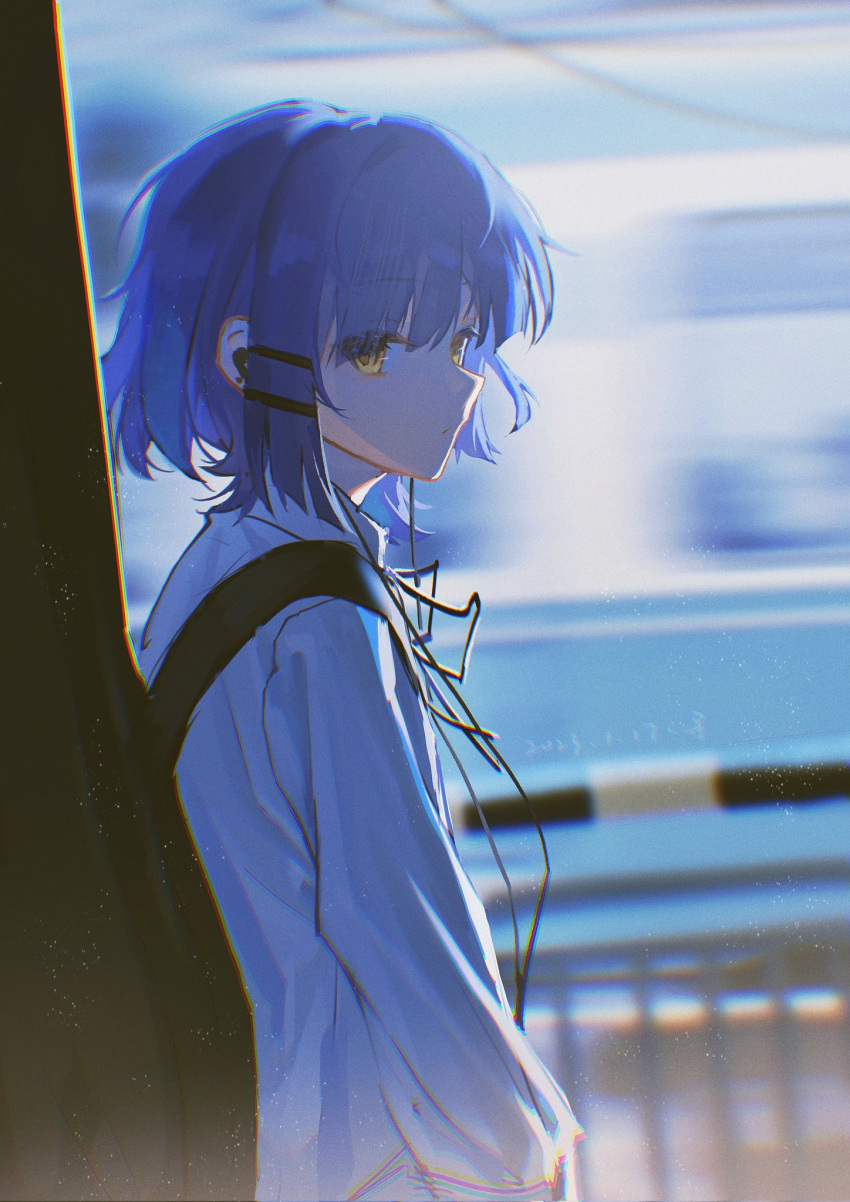 1girl, black_bag, black_bow, black_bowtie, blue_hair, blue_sky, bocchi_the_rock!, bow