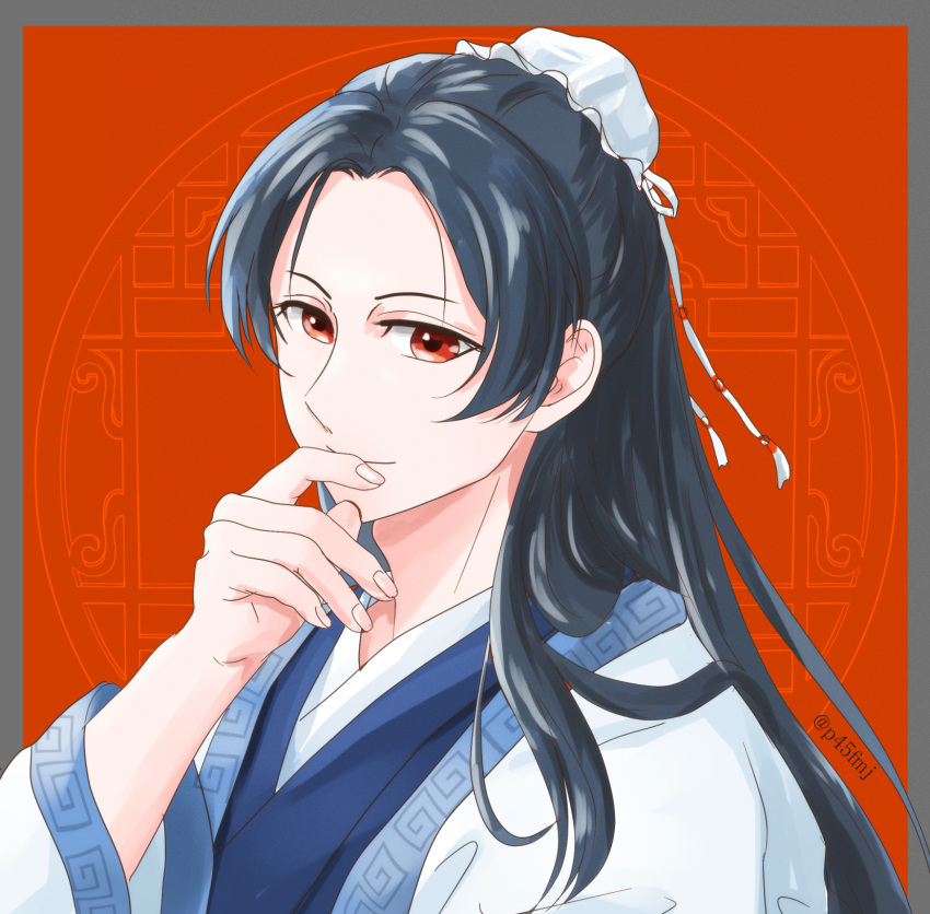 1boy, artist_name, black_hair, blue_kimono, hand_up, highres, japanese_clothes, jinshi_(kusuriya_no_hitorigoto), kimono, kusuriya_no_hitorigoto, long_hair, looking_at_viewer, p45fmj, red_background, red_eyes, upper_body, very_long_hair, white_headwear