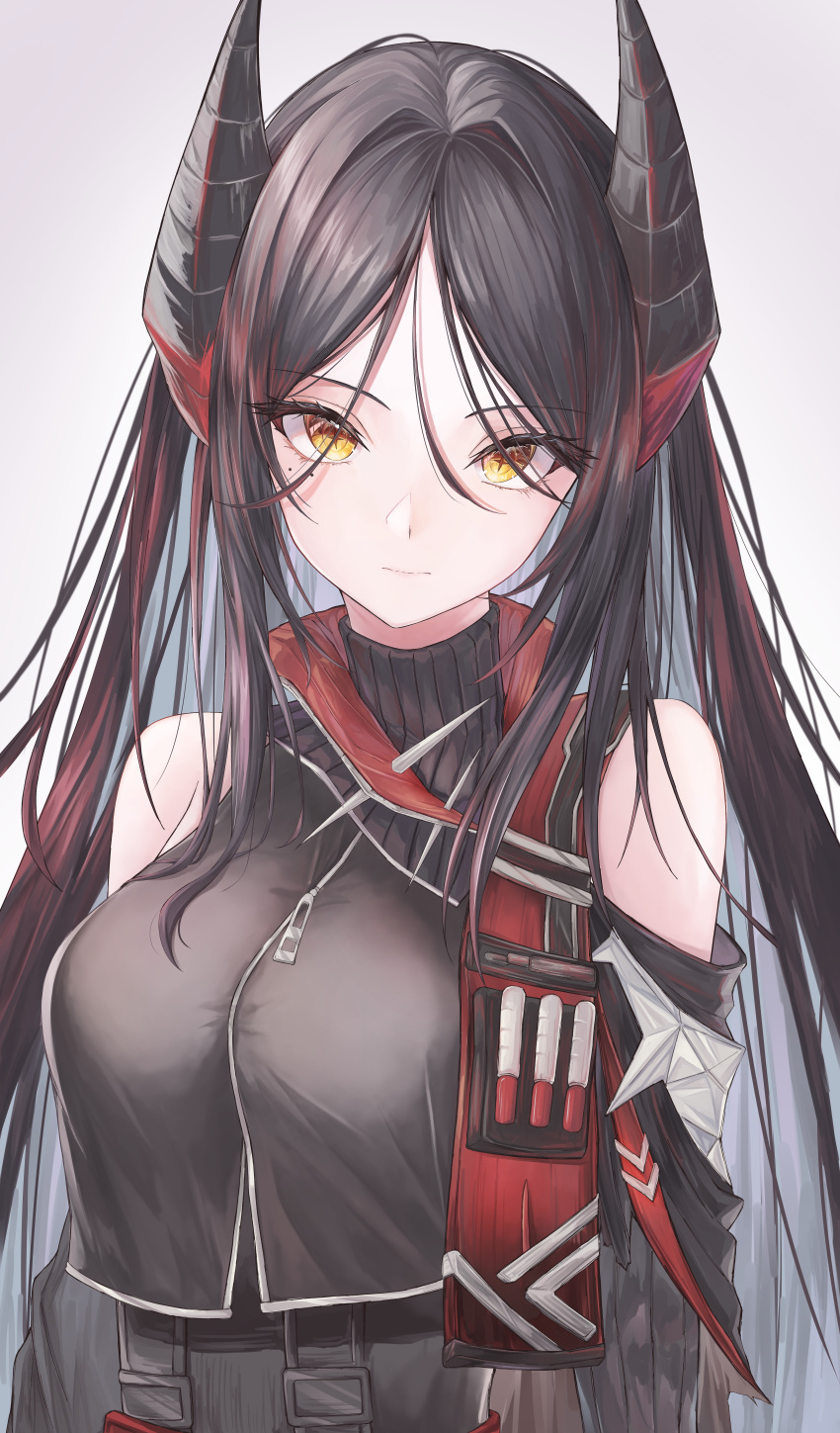 +_+, 1girl, absurdres, arknights, black_hair, black_shirt, black_sleeves, breasts, demon_horns, detached_sleeves, grey_background, highres, horns, ines_(arknights), long_hair, looking_at_viewer, medium_breasts, mizuasagi35181, multicolored_hair, redhead, shirt, simple_background, sleeveless, sleeveless_shirt, solo, streaked_hair, upper_body, yellow_eyes