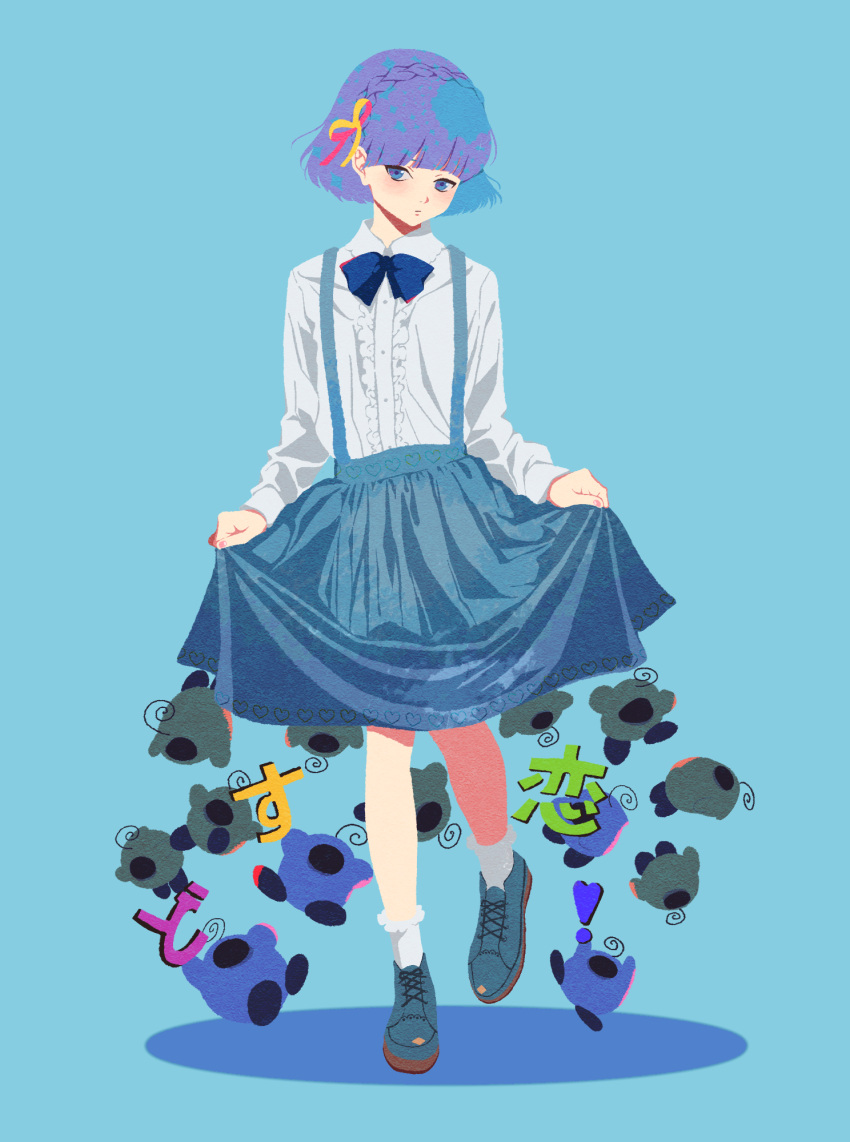 1girl, blue_background, blue_bow, blue_bowtie, blue_eyes, blue_footwear, blue_skirt, blush, bow, bowtie, braid, center_frills, closed_mouth, collared_shirt, commentary_request, copyright_name, creature, crown_braid, dosukoi!_(napoli_no_otokotachi), frilled_socks, frills, hair_ribbon, highres, long_sleeves, looking_at_viewer, napoli_no_otokotachi, patterned_hair, purple_hair, ribbon, shirt, shirt_tucked_in, short_hair, shu3_(napoli_no_otokotachi), shuujou_mana, simple_background, skirt, skirt_hold, socks, solo, splatter, splatter_print, standing, standing_on_one_leg, suspender_skirt, suspenders, white_shirt, white_socks, yellow_ribbon, yoshino_(540desu)
