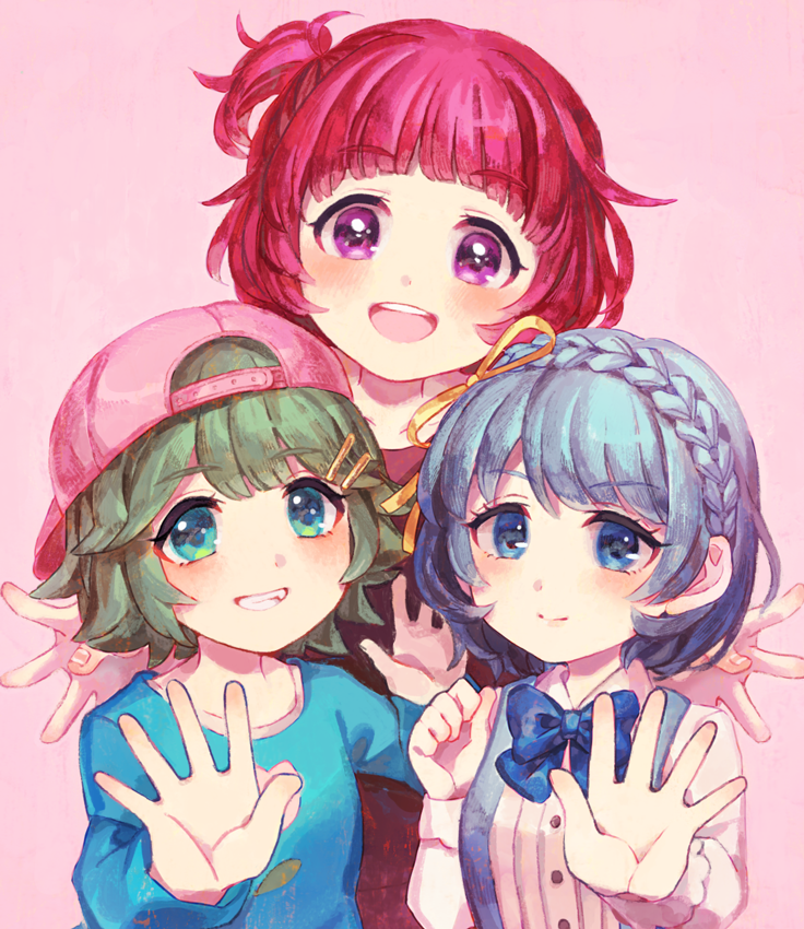 3girls, amano_yae, backwards_hat, baseball_cap, behind_another, blue_bow, blue_bowtie, blue_eyes