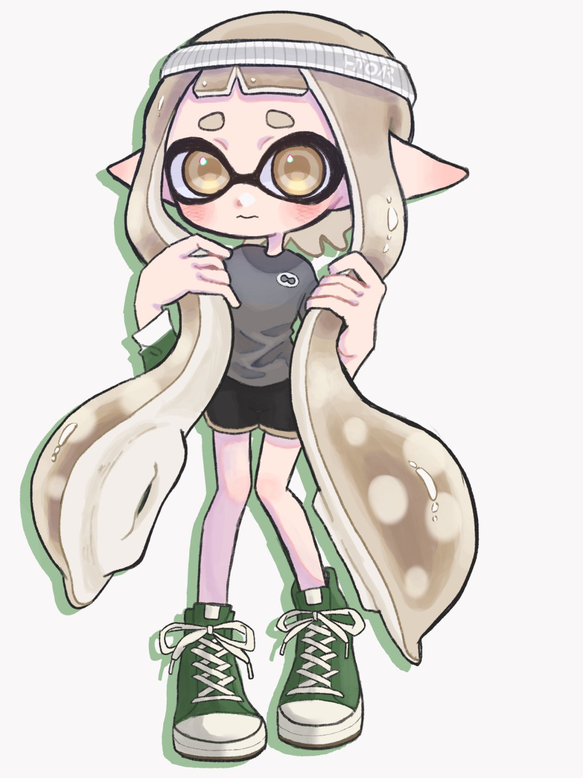 1girl, black_shorts, blonde_hair, blush, commentary_request, cross-laced_footwear, green_footwear, grey_shirt, headband, highres, inkling, inkling_girl, long_hair, looking_at_viewer, mina_p, pointy_ears, shirt, shoes, shorts, solo, splatoon_(series), standing, very_long_hair, wavy_mouth, white_background, white_headband, yellow_eyes