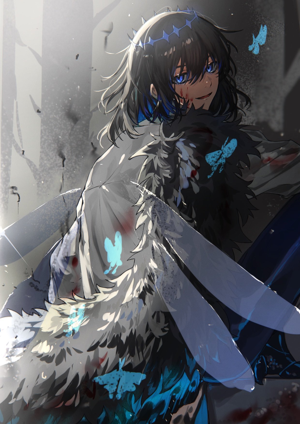 1boy, arthropod_limbs, black_hair, blood, blood_on_clothes, blood_on_face, blue_butterfly, blue_eyes, bug, butterfly, cape, cloak, crown, dark, diamond_hairband, dragonfly_wings, fate/grand_order, fate_(series), fur-trimmed_cape, fur-trimmed_cloak, fur_trim, glowing_butterfly, highres, looking_at_viewer, looking_back, male_focus, medium_hair, miroku_(butuzo33), oberon_(third_ascension)_(fate), solo, tree, wing_cape