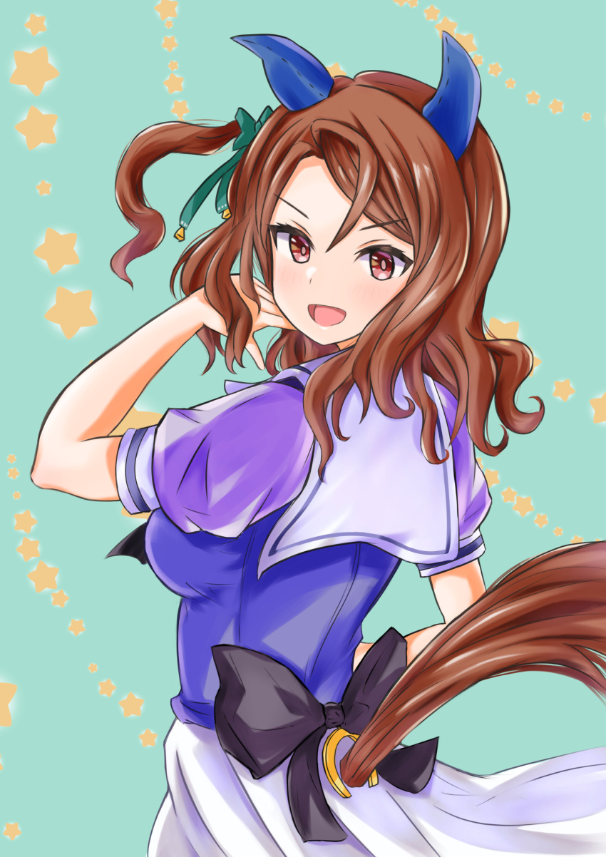 1girl, animal_ears, back_bow, black_bow, bow, breasts, brown_hair, commentary_request, ear_bow, ear_covers, from_behind, green_bow, hair_between_eyes, highres, horse_ears, horse_girl, horse_tail, king_halo_(umamusume), light_blue_background, looking_at_viewer, medium_breasts, medium_hair, open_mouth, pleated_skirt, puffy_short_sleeves, puffy_sleeves, purple_shirt, red_eyes, sailor_collar, school_uniform, shirt, short_sleeves, skirt, smile, solo, star_(symbol), summer, tail, tail_through_clothes, tracen_school_uniform, umamusume, vandy76, white_skirt