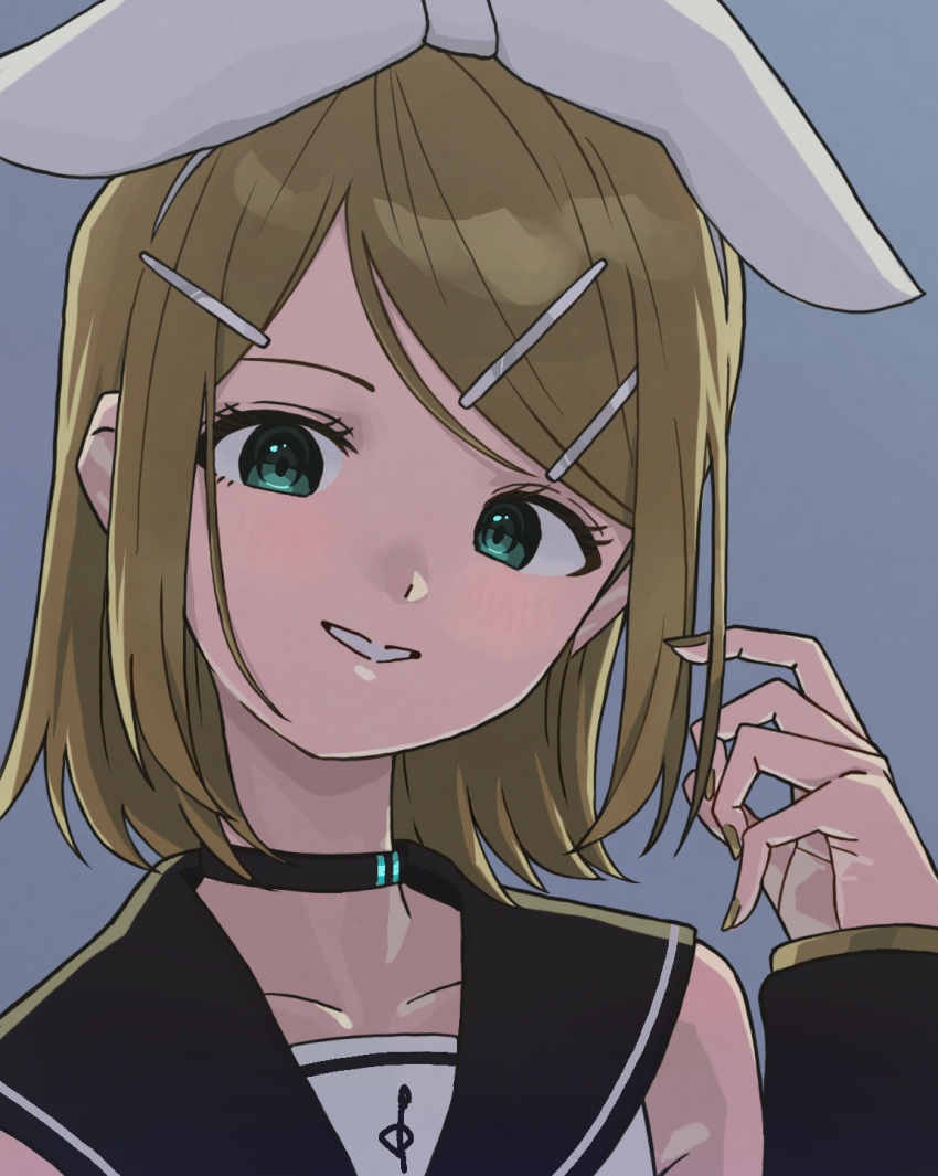 1girl, bare_shoulders, black_choker, black_sailor_collar, blonde_hair, bow, choker, detached_sleeves, green_eyes, grin, hair_bow, hair_ornament, hair_tucking, hairclip, head_tilt, highres, kagamine_rin, keylow, looking_at_viewer, medium_hair, sailor_collar, shirt, smile, solo, treble_clef, vocaloid, white_bow, white_shirt, yellow_nails