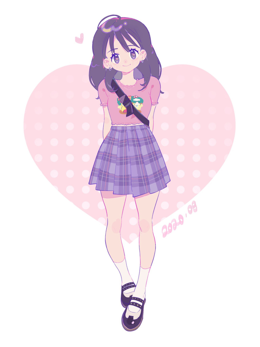 1girl, ahoge, ankle_socks, black_eyes, black_footwear, black_hair, chinese_commentary, closed_mouth